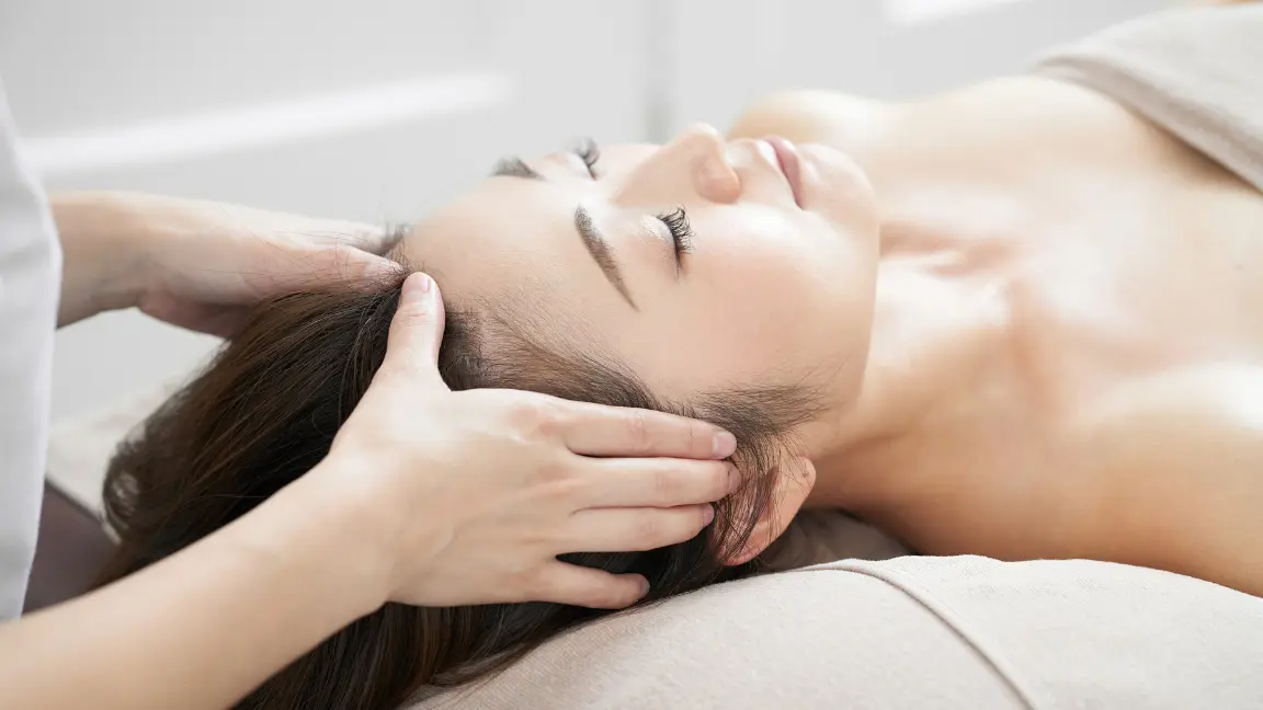 ヘッドマッサージ施術の様子